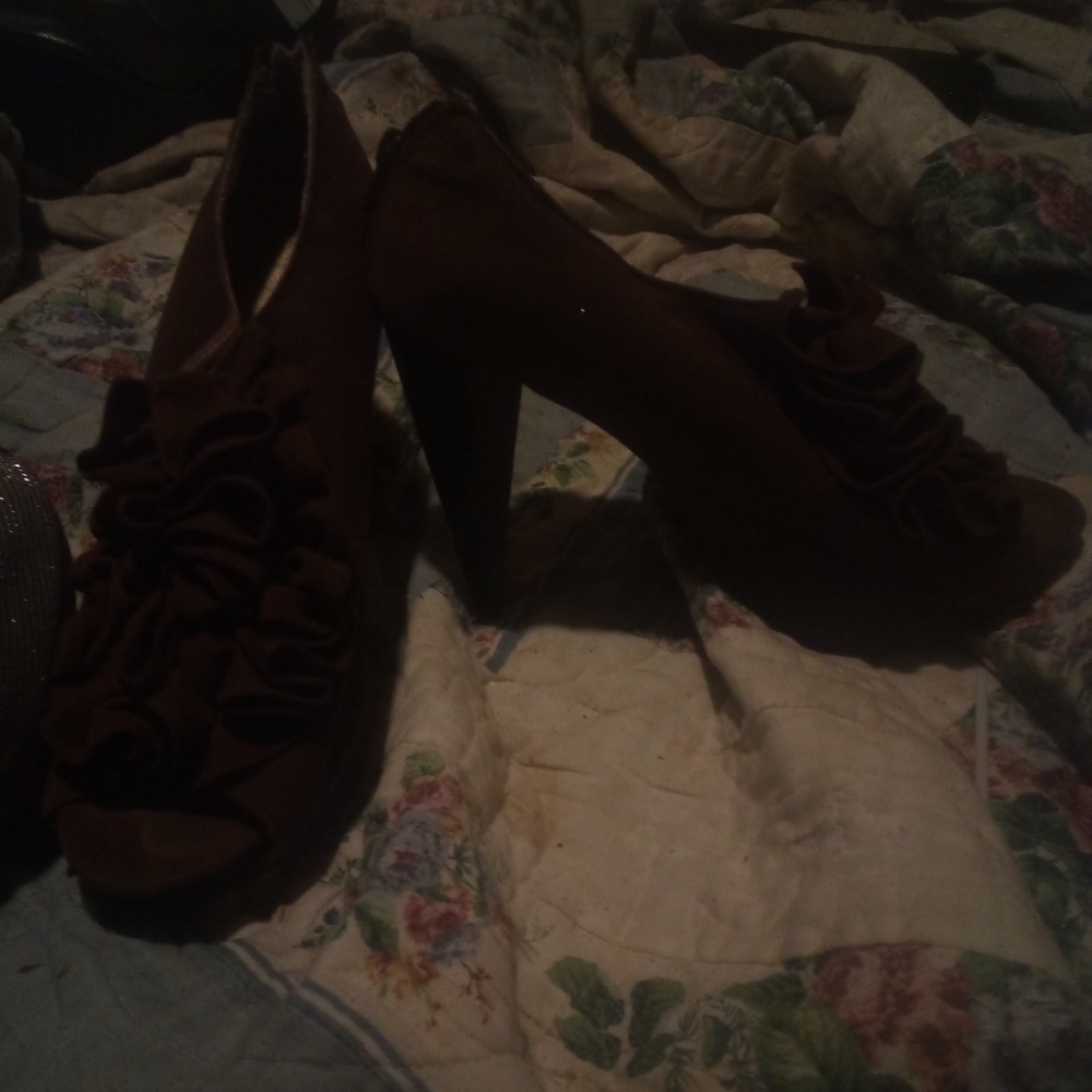 So,e 10 dark brown suawed heels